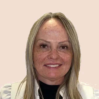 Dra. Patrícia Moitinho Ferreira, oftalmologista que faz plástica ocular no HOB